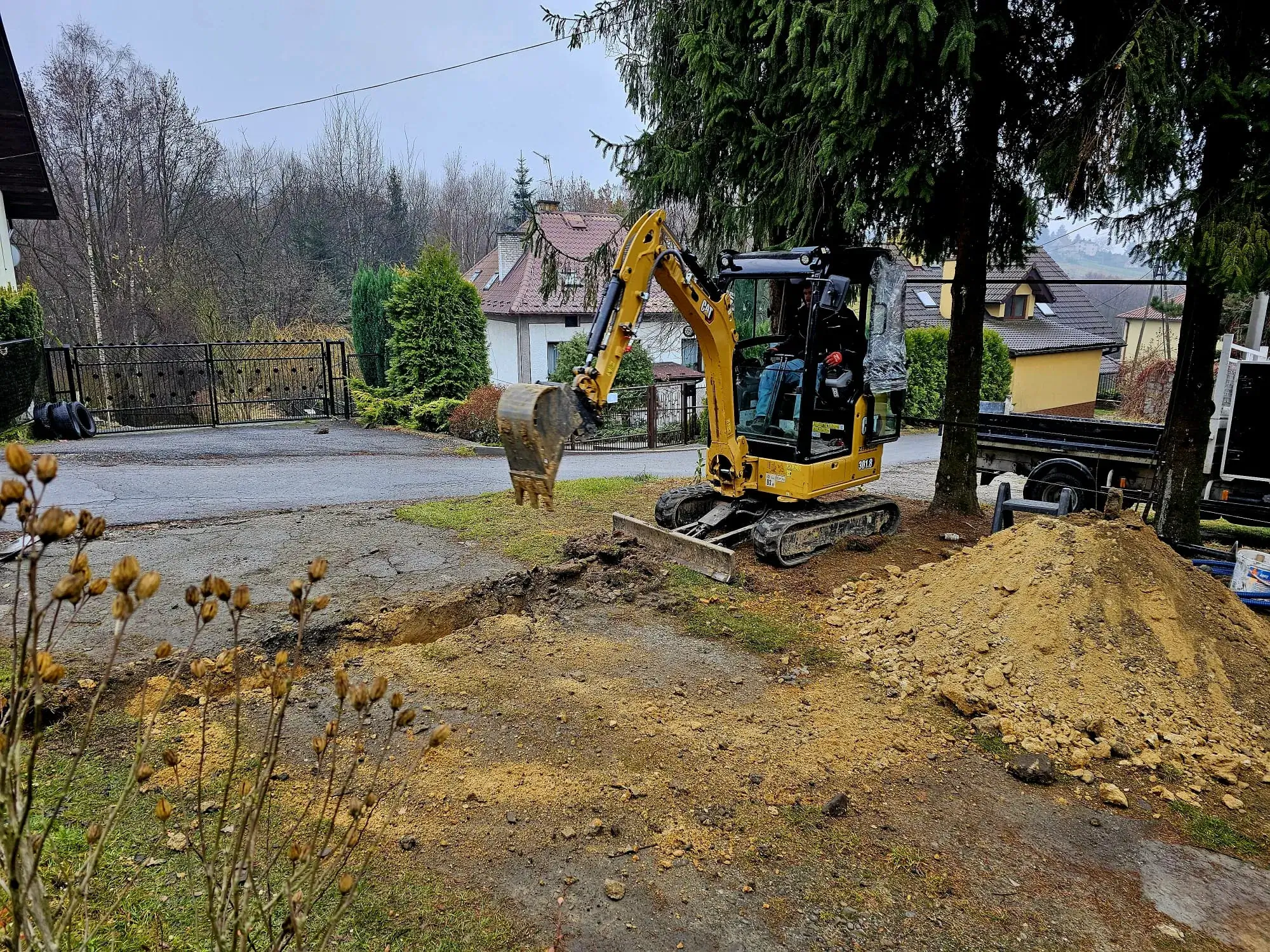 Koparka w trakcie pracy